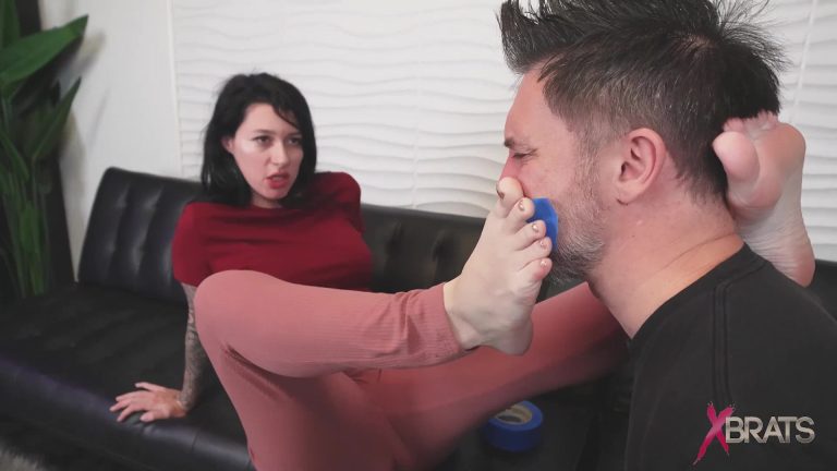 xbrats – you have to sniff my feet – foot smelling