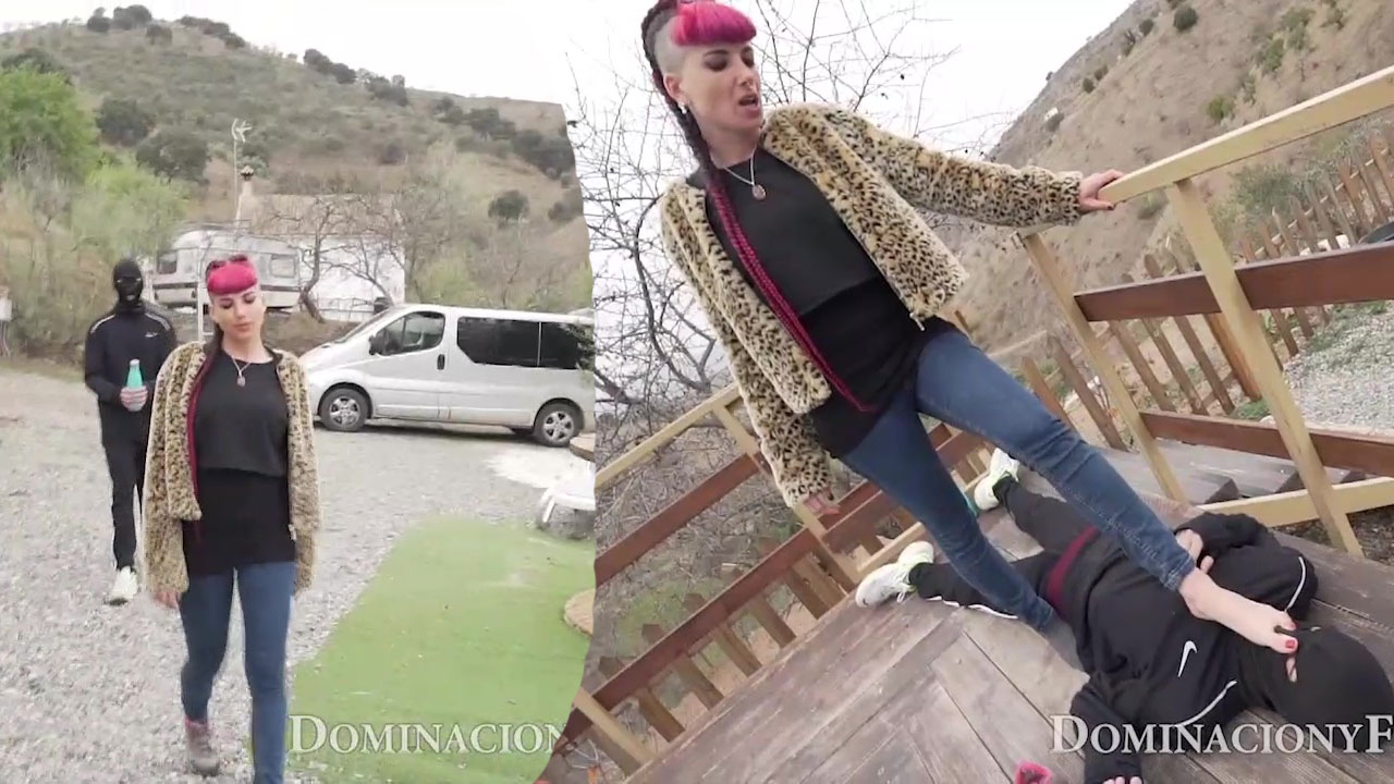 MAYA HOMERTON AND HER SMELLY FEET