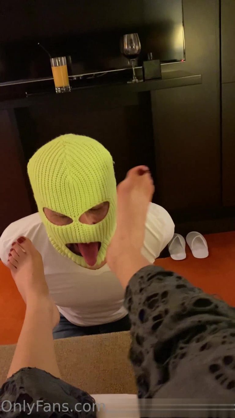 foot gagging art