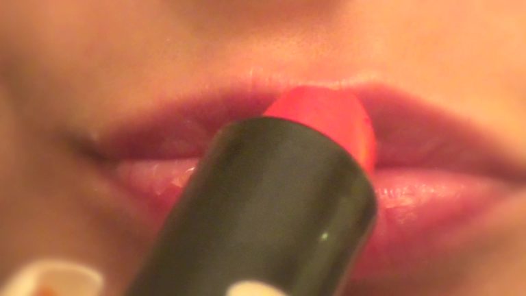 Miss Nia – Red Lips