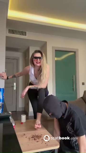 Lady Mari made me eat chocolate cake crushed by her sweaty feet