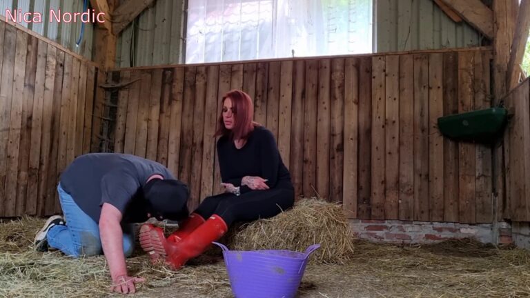 dirty hunter boots licking & piss drinking